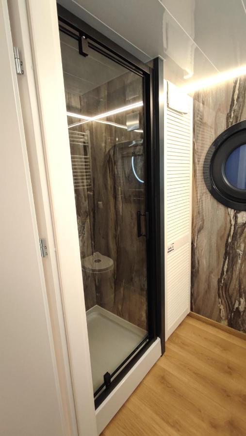 Houseboat Water King Apartament Plywajacy Dom Na Wodzie, 7 Os 弗罗茨瓦夫 外观 照片