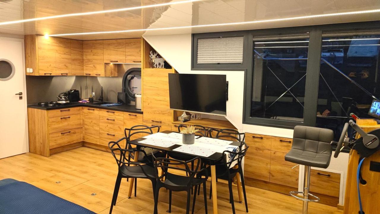 Houseboat Water King Apartament Plywajacy Dom Na Wodzie, 7 Os 弗罗茨瓦夫 外观 照片